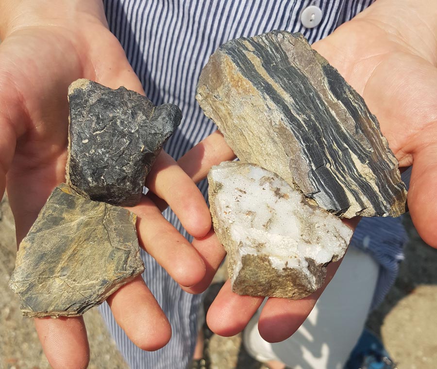 Quartz pebbles, basalts and slates found in the ground